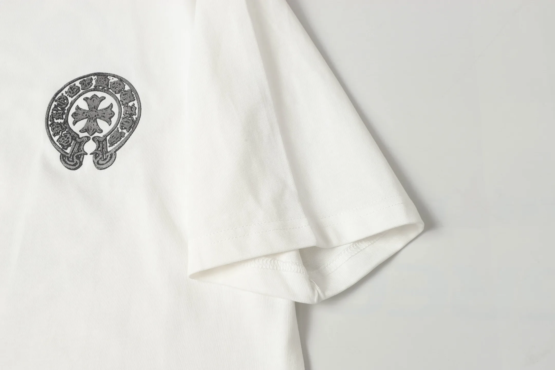 P170 Chrome Hearts CH Chrome Hearts Sanskrit cross printed short-sleeved T-shirt Printed by direct injection imported machine Hardware and accessories are all milled and customized Correctly configured Black 2025 Chrome Hearts authentic packaging 280 grams of custom-dyed double-yarn cotton Large version Loose and stylish Differentiated from lower versions, slim and long version with upper body and lower hips 100% commitment: top quality No fast food The highest version on the market Top quality - different from the ordinary versions on the market If you care about quality You must also respect the price. Absolutely zero after-sales service. The return rate so far is 0. It’s hard not to love the style. - 280g double yarn cotton custom-dyed fabric. - Correct high-density main mark. Washed tag. Hand-sewn.